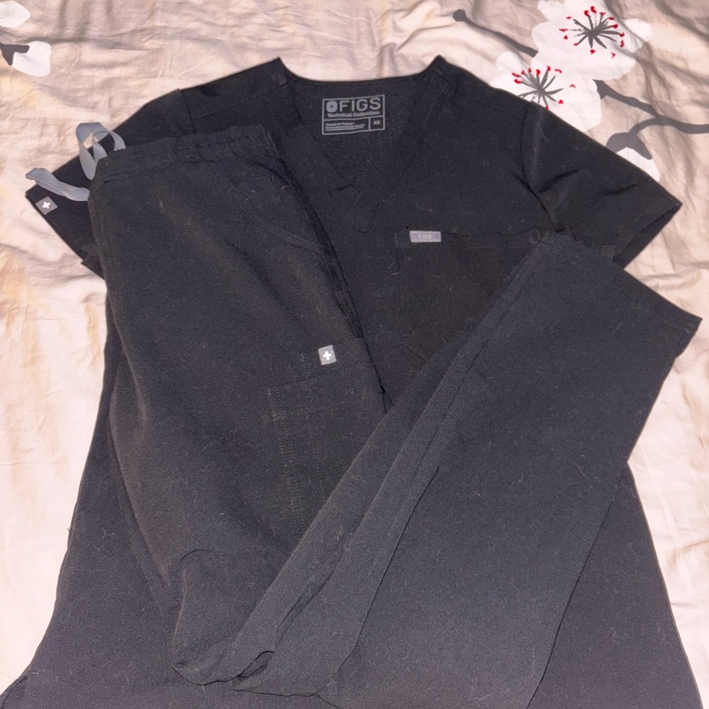 FIGS Charcoal Scrub Set